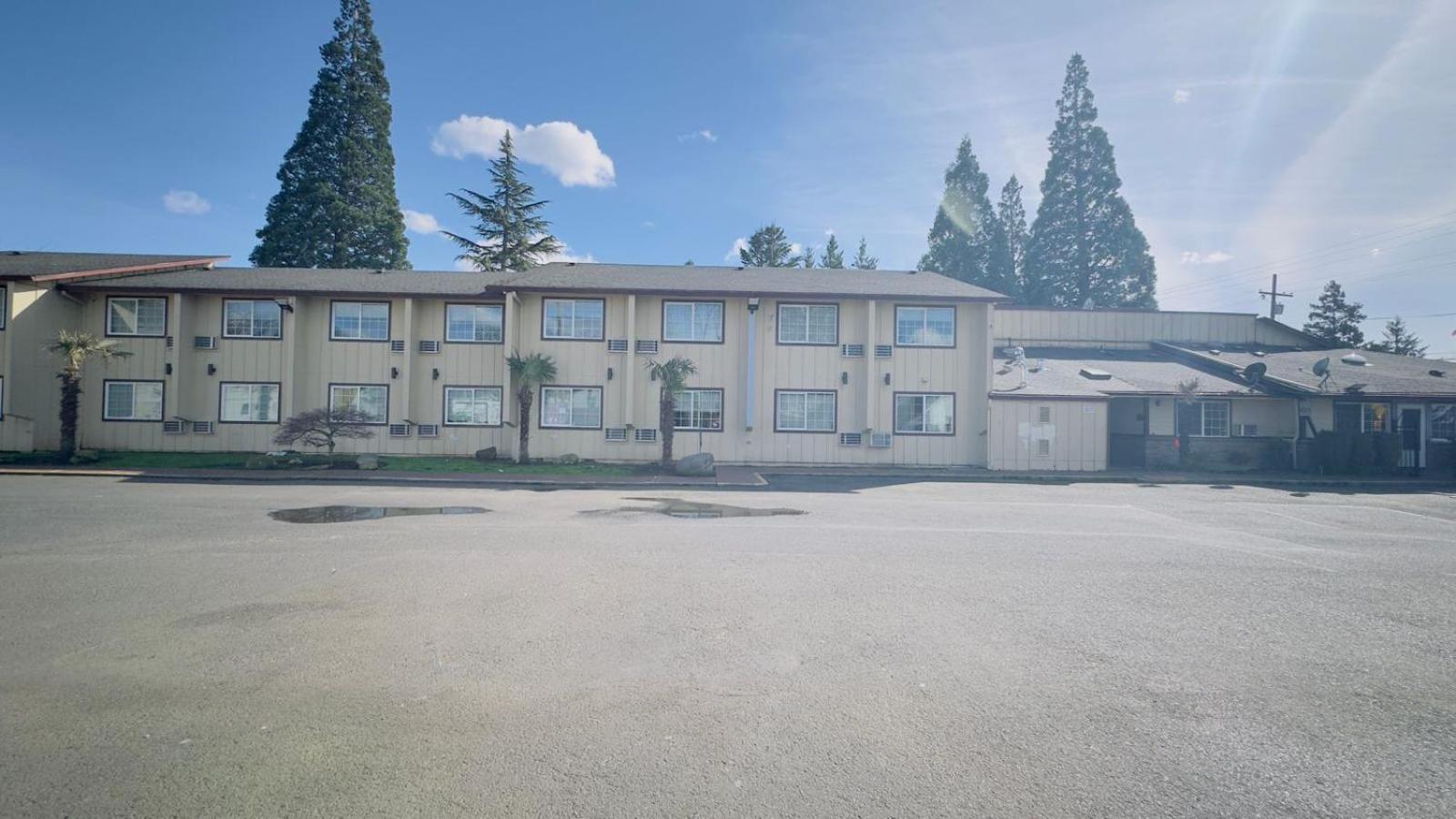Evergreen Inn & Suites Portland (Adults Only) Exterior photo