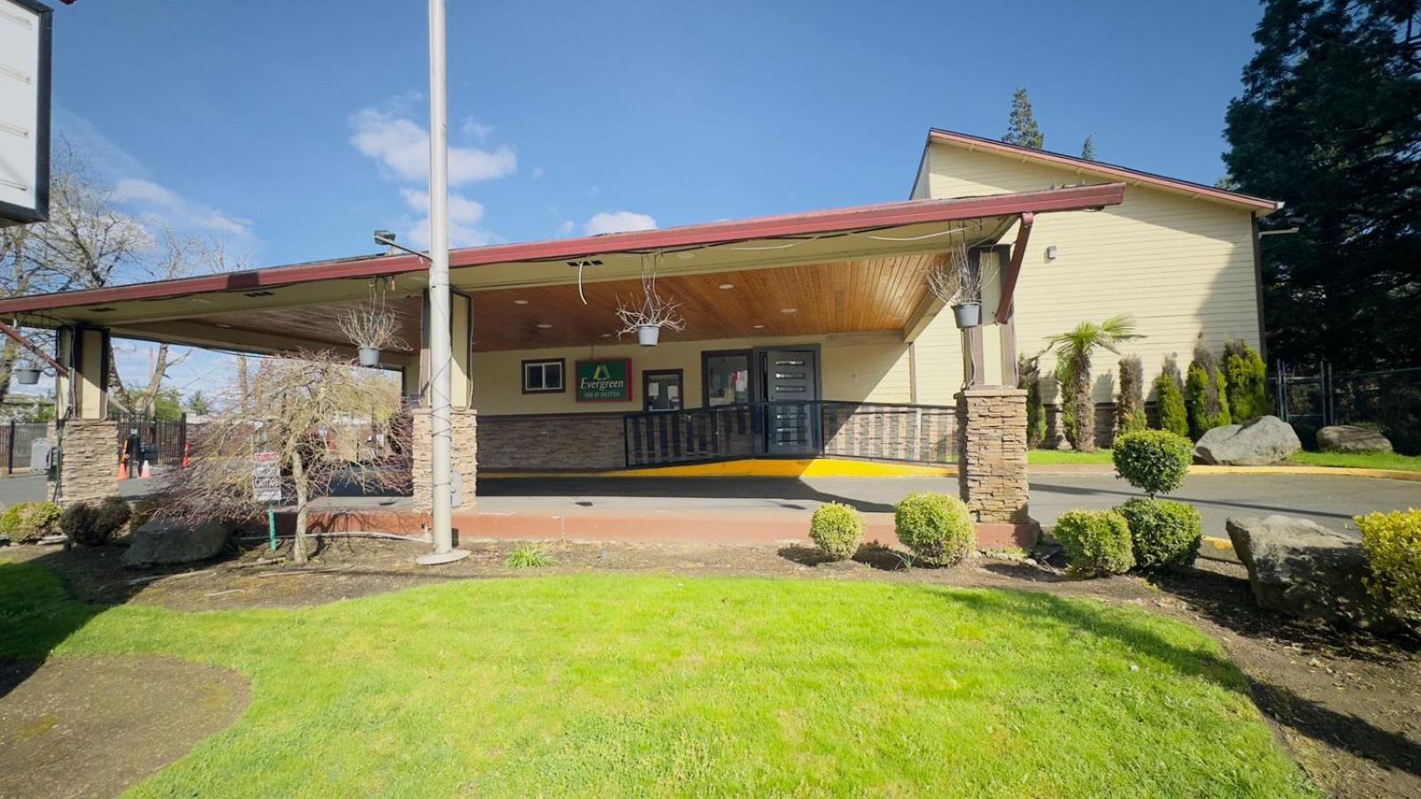 Evergreen Inn & Suites Portland (Adults Only) Exterior photo